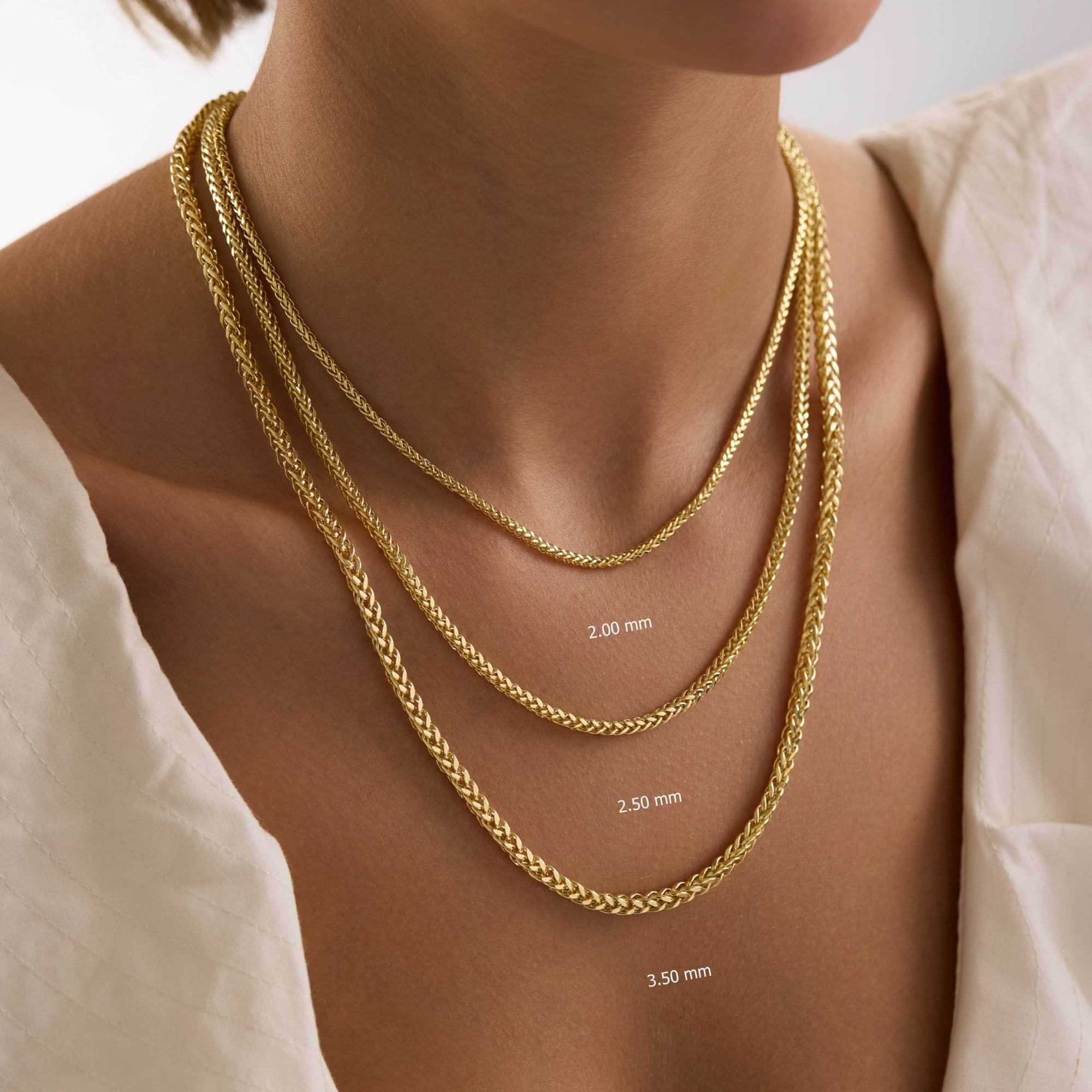 14K Gold Spiga chains necklace on a lady with size measurements displayed.